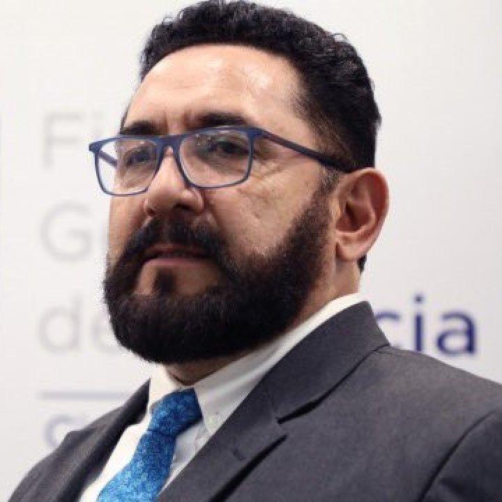 _Gabo_N's tweet photo. 14 años en titularse / 14 minutos https://t.co/CrLZjz8d2j