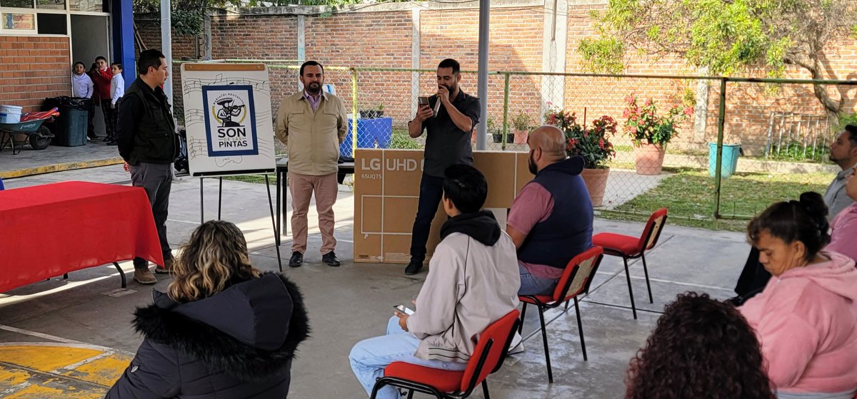 MtroFerLozano's tweet photo. Las Comunidades de Aprendizaje en y para la Vida, ha sido y será una gran apuesta educativa en Jalisco. Hoy pude ver los alcances de una de ellas en Las Pintas en El Salto. Enhorabuena a su director @DirAudel a sus Padres de Familia, Docentes y a sus niños y niñas #EquipoRecrea https://t.co/UyHT28MlK1