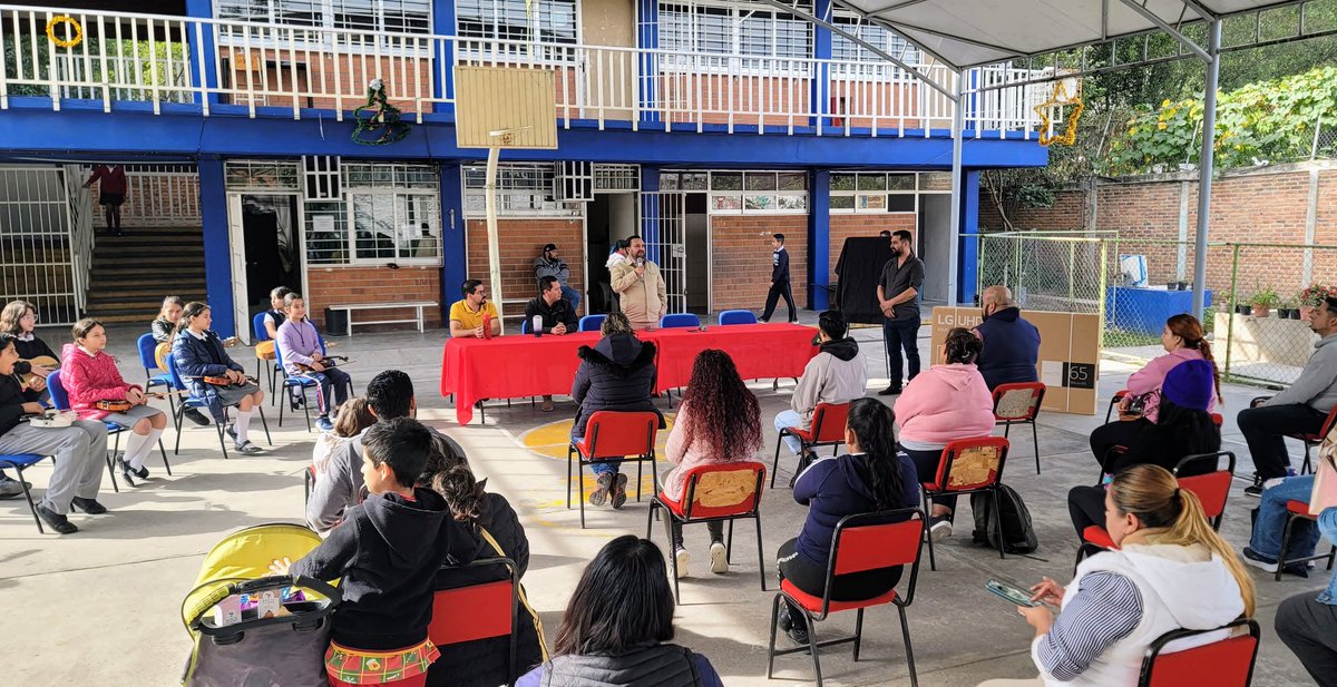 MtroFerLozano's tweet photo. Las Comunidades de Aprendizaje en y para la Vida, ha sido y será una gran apuesta educativa en Jalisco. Hoy pude ver los alcances de una de ellas en Las Pintas en El Salto. Enhorabuena a su director @DirAudel a sus Padres de Familia, Docentes y a sus niños y niñas #EquipoRecrea https://t.co/UyHT28MlK1