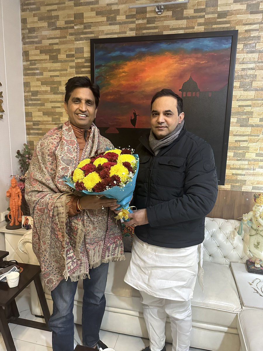 युवाओं के अत्यंत प्रिय एवं देश के प्रतिष्ठा कवि  <a href="/DrKumarVishwas/">Dr Kumar Vishvas</a> जी से उनके आवास पर शिष्टाचार भेंट की।
भगवान श्रीराम एवं भारतीय संस्कृति के प्रति उनके विशेष प्रेम पर विस्तृत चर्चा हुई ।