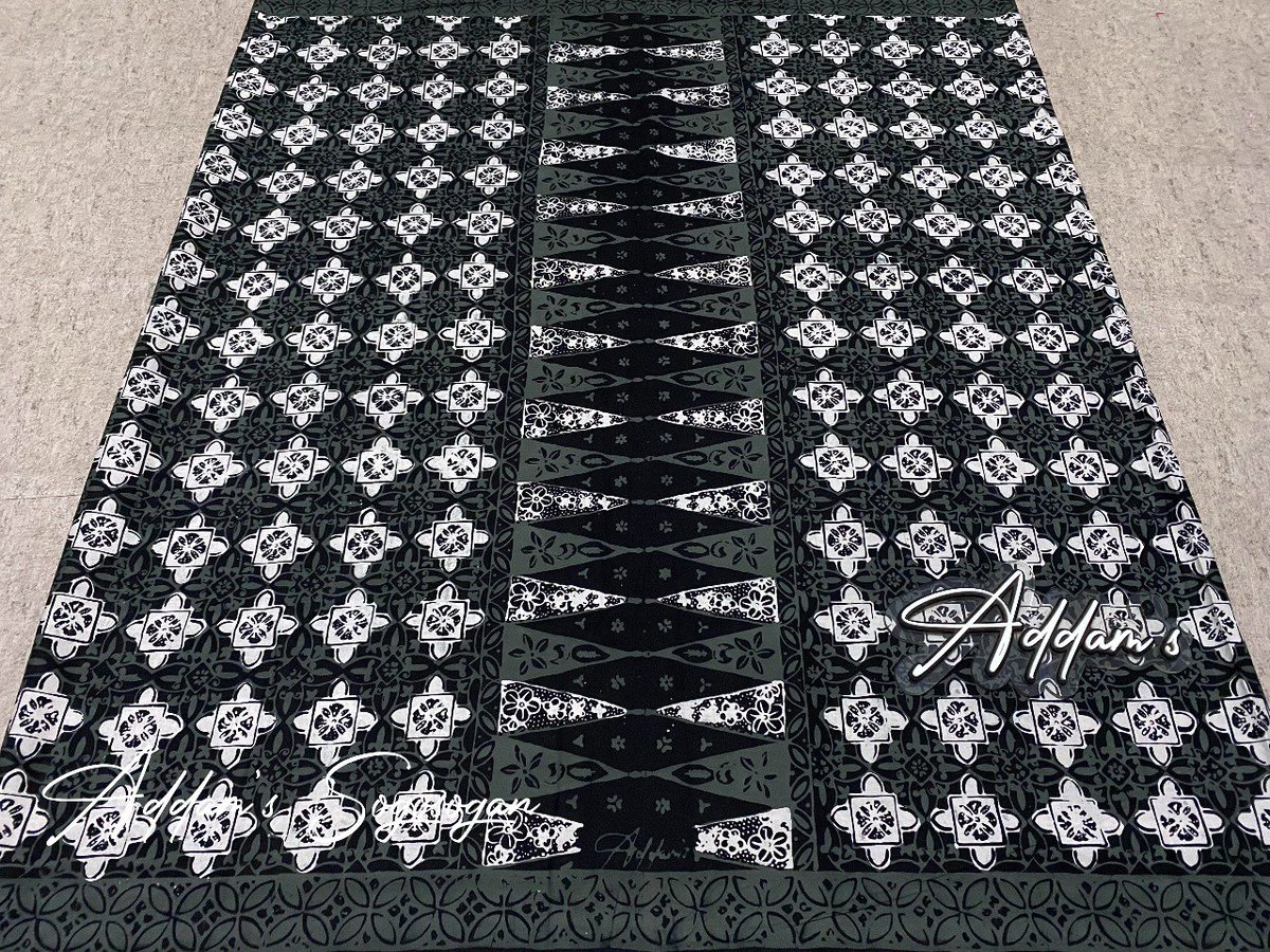 batikasrimuna's tweet photo. ¤ Sarung Batik Sogosogan ¤ 

• Ukuran Dewasa Jumbo

• Bahan Kain Katun Halus Candi Mekar original

• Kemasan BOX
• Berat -+ 440 gr

Harga 120K 

Order via WA《 082323613023 》 https://t.co/yYfpODYud5