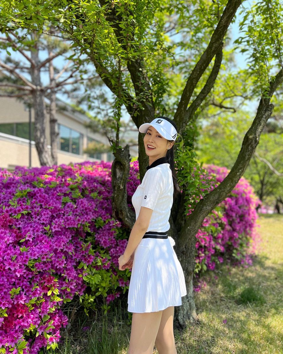 너 주변을 봐. 젊고 예쁜 애들 널렸어. 너도 그런 애 만나야지.