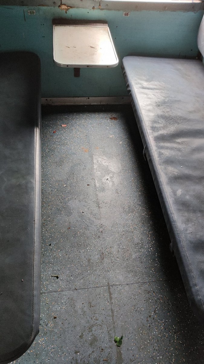 shuklakarsh's tweet photo. Winters me train late hona samajh aata h lekin 16hr late chalne k bad bhi train me aisi saf safai dekh k nirasha hoti h, seats pr pani h or farsh pr kachara, aise me yatri kha baithe? @AshwiniVaishnaw @RailMinIndia https://t.co/cspQqvFxrI