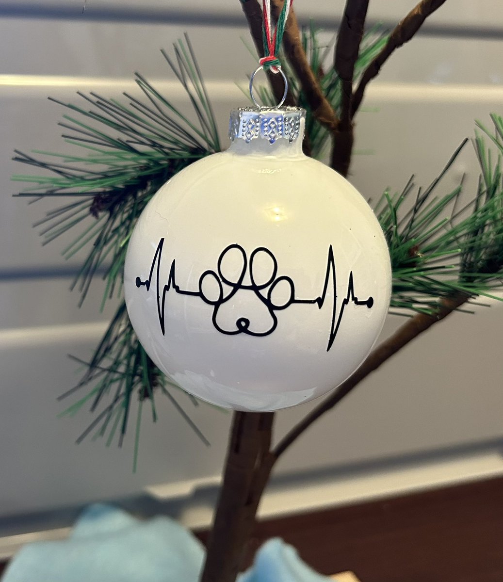 ValentineKustom's tweet photo. Paw print heartbeat ornament. https://t.co/sOWjC9sc4K