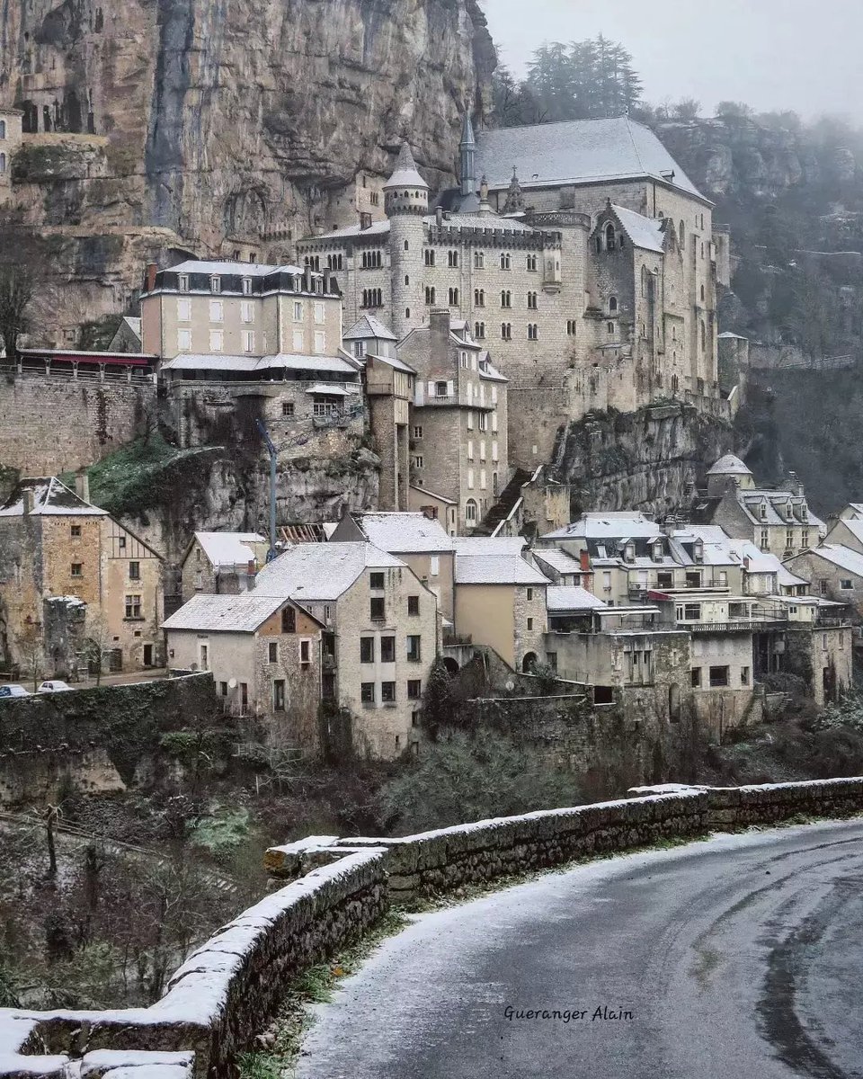 AlainGueranger's tweet photo. #rocamadour sous la #neige, ça n'arrive pas si souvent !!!!
Rocamadour under the snow, you don't see that every day !!!!! https://t.co/4yNzx6rU9G