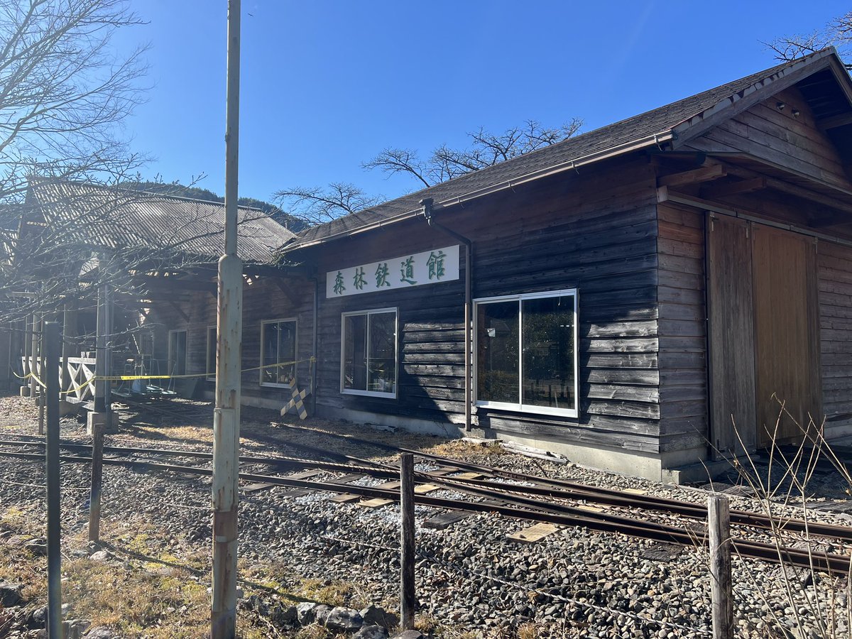 centerYANASE's tweet photo. 森の駅から歩いて2分くらいの場所に森林鉄道館があります。現在、岩手富士と酒井式と谷村式が森林鉄道館の中にあります。
ガイド💁‍♂️が出来るものもいますので、出勤している時は森林鉄道の簡単なお話が聞けます！！
集落活動センターやなせまでお声がけ下さい☺️

#魚梁瀬森林鉄道
#魚梁瀬丸山公園 https://t.co/HWfS8PGYeX