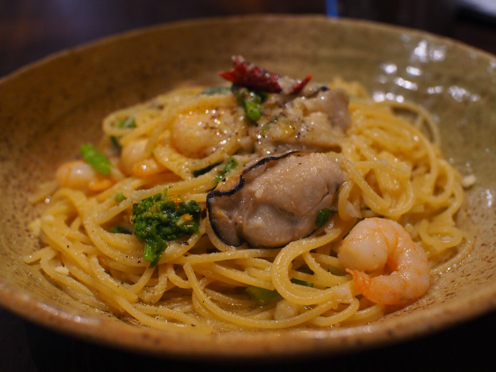 strongfisheater's tweet photo. みなさんいつも写真を褒めていただき誠に感謝心からのありがとう🥹

昨日、2年間お料理を撮り続けてきてやっと「まじで写真上手くなったな」って思った1枚が撮れました。
2枚目のスマホ撮影と比べるとカメラの意義わかりすぎる。

みなさんもカメラが欲しくなった？
魚食系カメラ部とかどうよ？？ https://t.co/NDjHQDhnTD