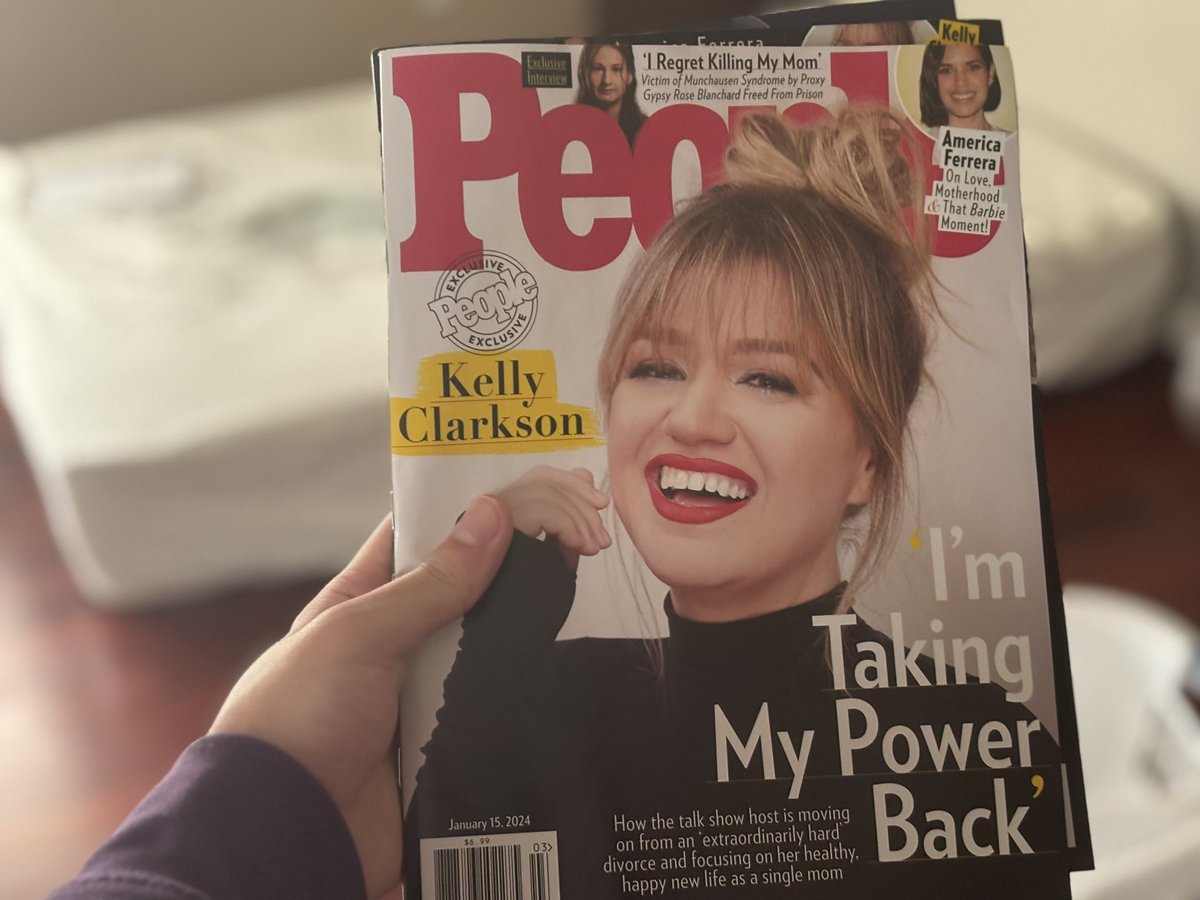 EvanShiong1's tweet photo. Since I’m bad at selfies 😂😂😂 #peoplemagazine #kellyclarkson #lastcopy https://t.co/DxNHmlVsAH