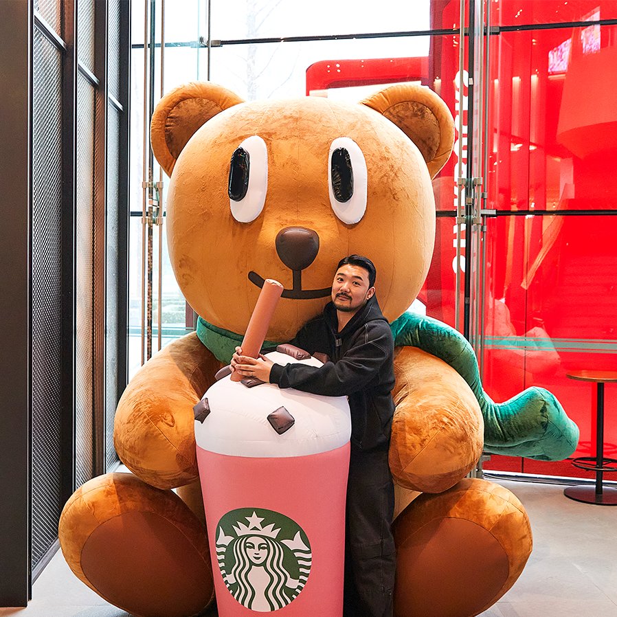 StarbucksKorea's tweet photo. 지금 스타벅스 종로R점에서 진행되는 NFT 사전 전시를 관람하고 세상에 단 하나뿐인 스타벅스 NFT를 만나보세요🧸

✅자세한 전시 내용은 스타벅스 코리아 인스타그램에서 확인해 보세요.
https://t.co/gDm2Z3mw0F

#스타벅스NFT에코프로젝트 #스타벅스NFT전시 #Starbucks #StarbucksKorea #스타벅스 https://t.co/gay2hili0y