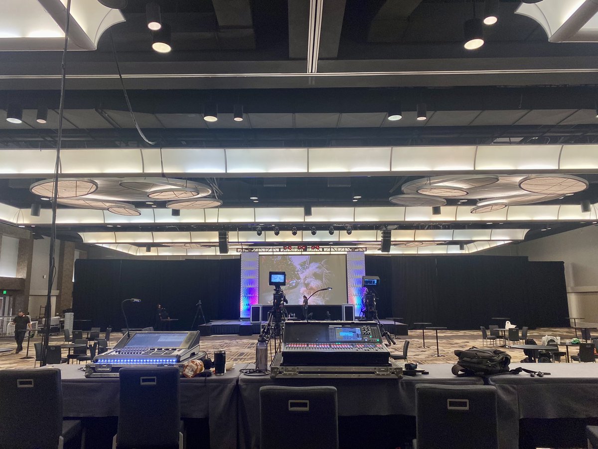 Itsphebeats's tweet image. Got a chance to learn about and use the software #ArrayCalc (Array Calculator) today at work. It’s software used to determine the angle degrees of line array speaker placement to maximize frequency output pitch and to counteract delay from speaker distances! 🤓🤓🤓 #AudioTech