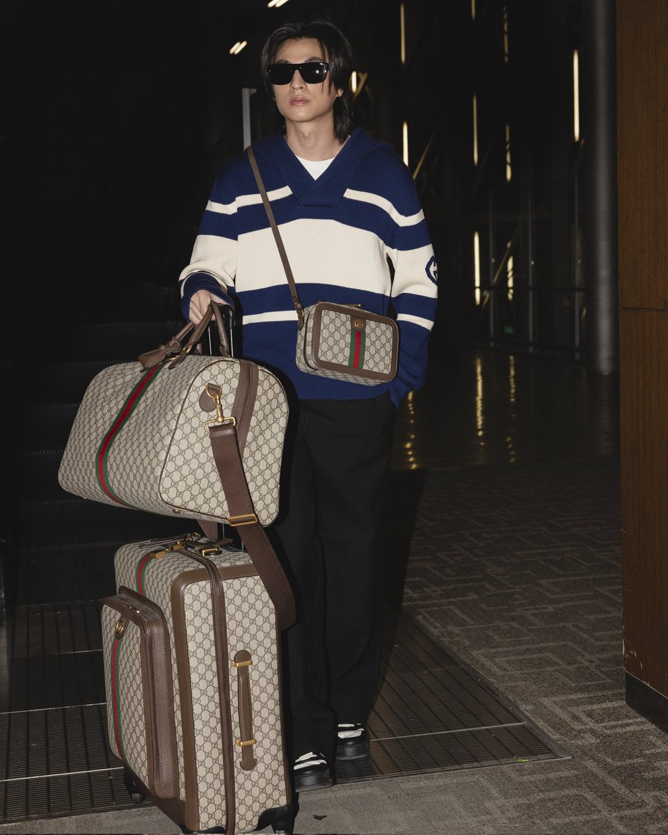 fabmagazineth's tweet photo. #กลัฟคณาวุฒิ Friend of #Gucci บินไปร่วมชมแฟชั่นโชว์ #GucciFW24 สวมเสื้อสเวตเตอร์ไหมพรมสีน้ำเงิน-ครีม จับคู่กับกางเกงสแล็กสีดำ รองเท้าสนีกเกอร์ สะพายกระเป๋าโท้ท Gucci  คอมพลีทลุคด้วย กระเป๋าเดินทาง รุ่น #GucciPorter #GucciAncora #SabatoDeSarno #gulfkanawut​ #GUCCIxGULFflytoMilan https://t.co/H49OIPTjuv