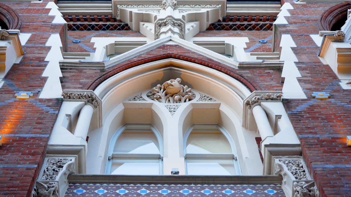 Step into Gothic magic at 33-35 Eastcheap, a former vinegar warehouse turned masterpiece by architect Roumieu. Built in the 19th century, it's a visual feast of arches and whimsical figures. Uncover rich history in our latest blog post: > oneadv.co.uk/a-tour-of-lond…