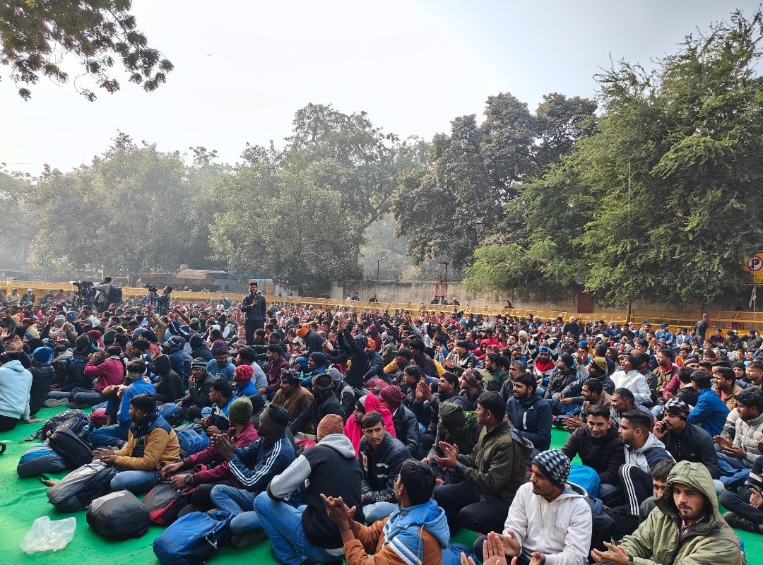 JusticeFor51814's tweet photo. @ajitanjum Ajit ji aap kaha hai #JusticeForDefenceStudent ke naam se berozgaar yuva ka janselab Delhi ke jantar mantar pe hai aap kabh pahuchenge??? https://t.co/ZJEAWWWPAX