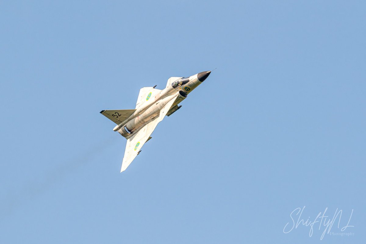 Fast pass. . #saab37viggen #swedishairforce #airforce #aviation #airshow #fujifilmxh2 #fujinon100400