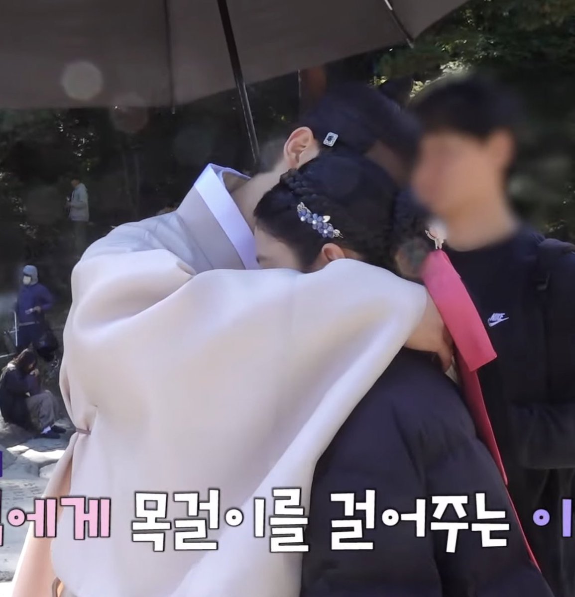 minikangie's tweet photo. Kang putting on the cross necklace on Yoojung and making it look like a choker 😭

#MyDemon https://t.co/Nhs1W2zpAK