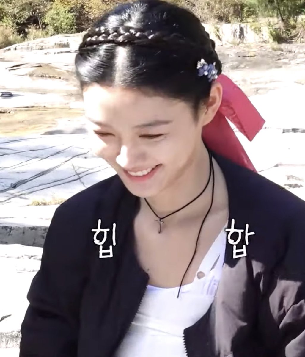 minikangie's tweet photo. Kang putting on the cross necklace on Yoojung and making it look like a choker 😭

#MyDemon https://t.co/Nhs1W2zpAK