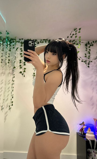 who wants a kiss ? ❣️ https://t.co/ZxkDe5vQsB