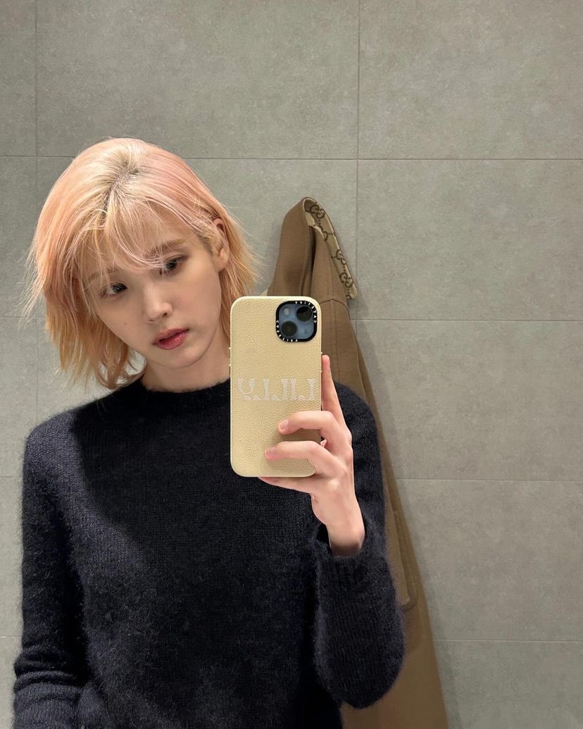 IUteamstarcandy's tweet photo. [IU IG] 240111 “Hey Gucci, we’re matching..? 🫢 #gucci 
I’ll go and return safely 💘”

(T/L note: She meant her pink hair with the pink Gucci bag) 
https://t.co/VnEWpjm8mJ https://t.co/9xKNXujLkr