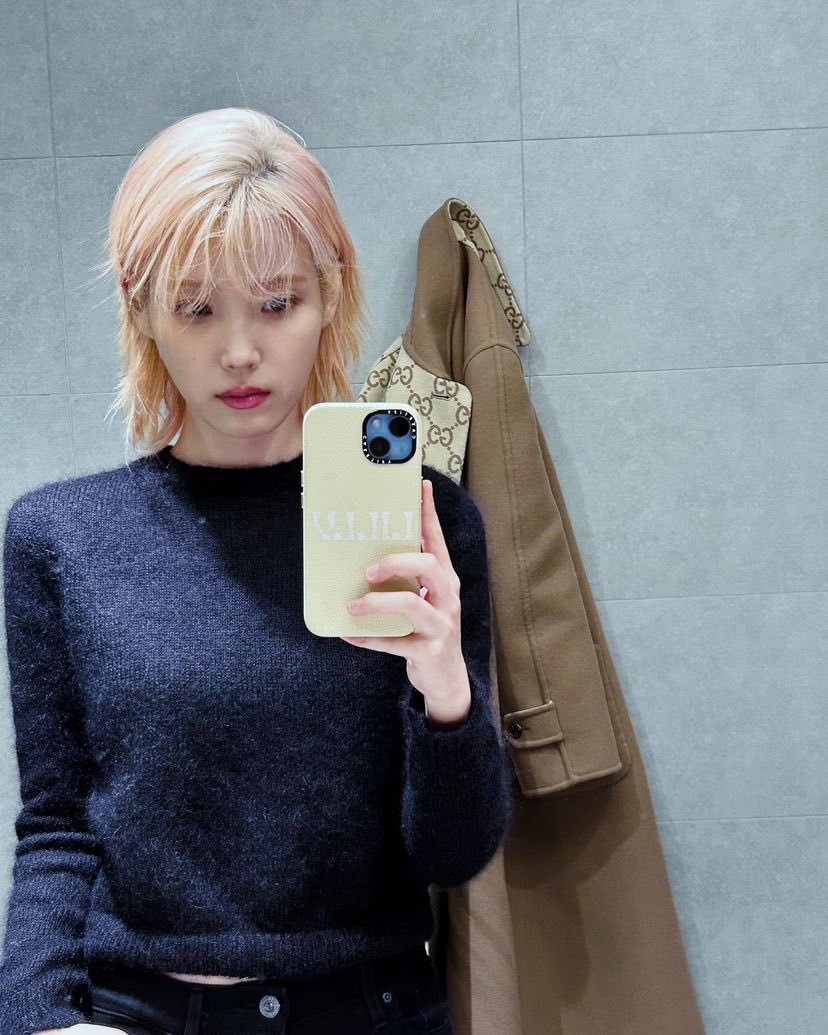 IUteamstarcandy's tweet photo. [IU IG] 240111 “Hey Gucci, we’re matching..? 🫢 #gucci 
I’ll go and return safely 💘”

(T/L note: She meant her pink hair with the pink Gucci bag) 
https://t.co/VnEWpjm8mJ https://t.co/9xKNXujLkr
