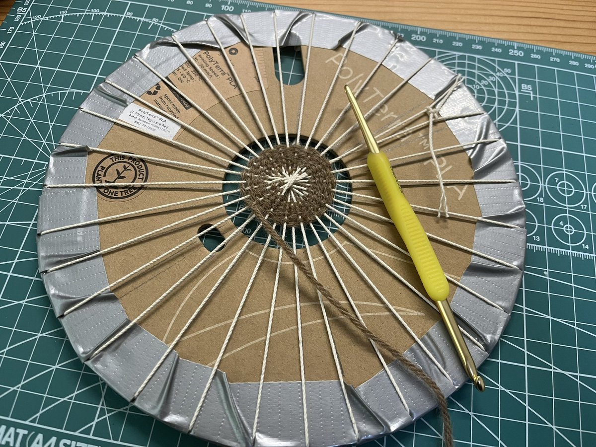 aobeco_art's tweet image. PolyTerra のフィラメントリールを再利用して「ダンボール織り」に挑戦してみました🔰
真ん中に穴が空いているので毛糸を通しやすかったです。

※作り方はこちらの書籍(ダンボール織りテクニックBook)を参考にさせていただきました
#3Dプリンター #polyterra