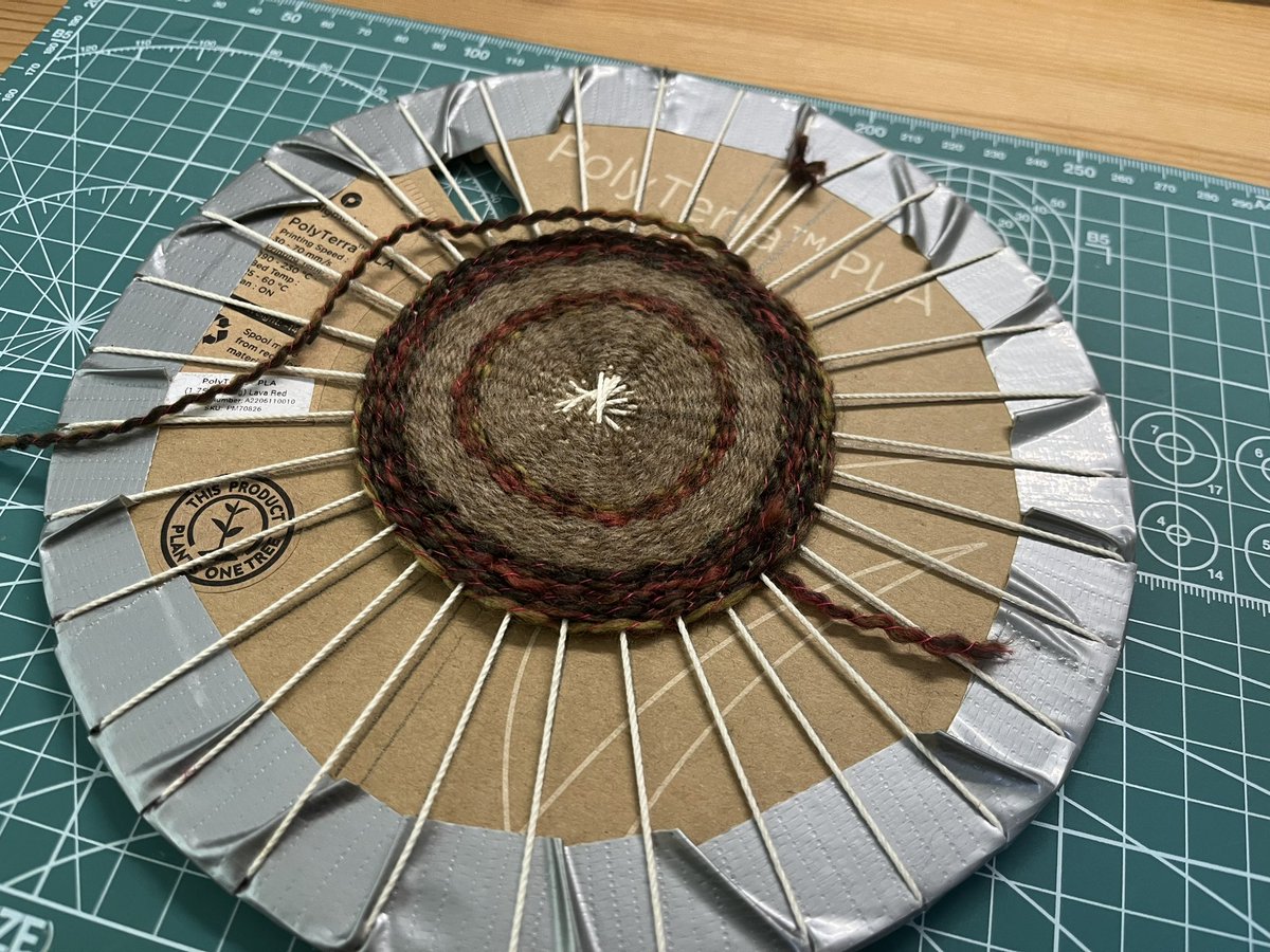 aobeco_art's tweet image. PolyTerra のフィラメントリールを再利用して「ダンボール織り」に挑戦してみました🔰
真ん中に穴が空いているので毛糸を通しやすかったです。

※作り方はこちらの書籍(ダンボール織りテクニックBook)を参考にさせていただきました
#3Dプリンター #polyterra