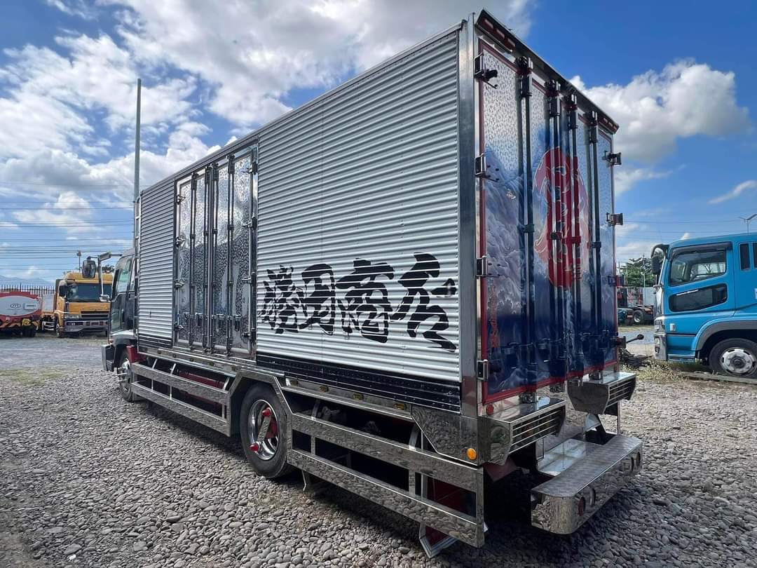 またまたデコトラトラックがフィリピンに輸入されました。いすゞ