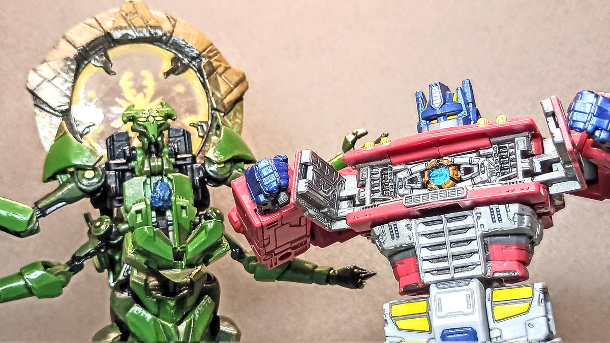 Interferencer_'s tweet photo. How to recognize a Prime? He'll have an ancient-cybertronian-crap in tits. 

In case of Quintus, it's the #Emberstone. Not removable, but it gives some good display variations. 

[ 4/9 ]
#Transformers #EarthSpark #Quintus_Prime #maccadam https://t.co/Vic3XHPLjL