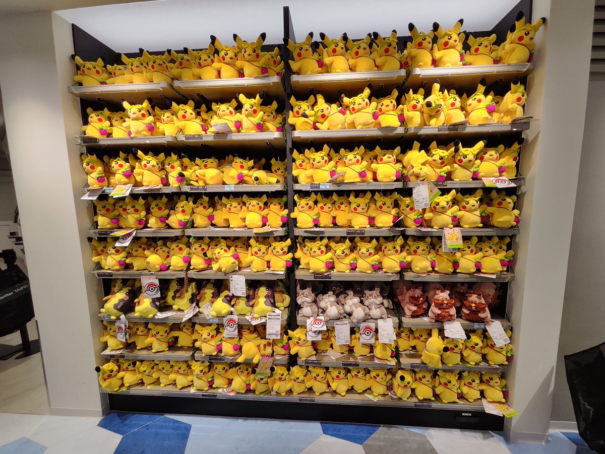 JY1220's tweet photo. 台北舷梯のピカチュウのぬいぐるみだけ買えば良いか https://t.co/wW7GA2L93Z