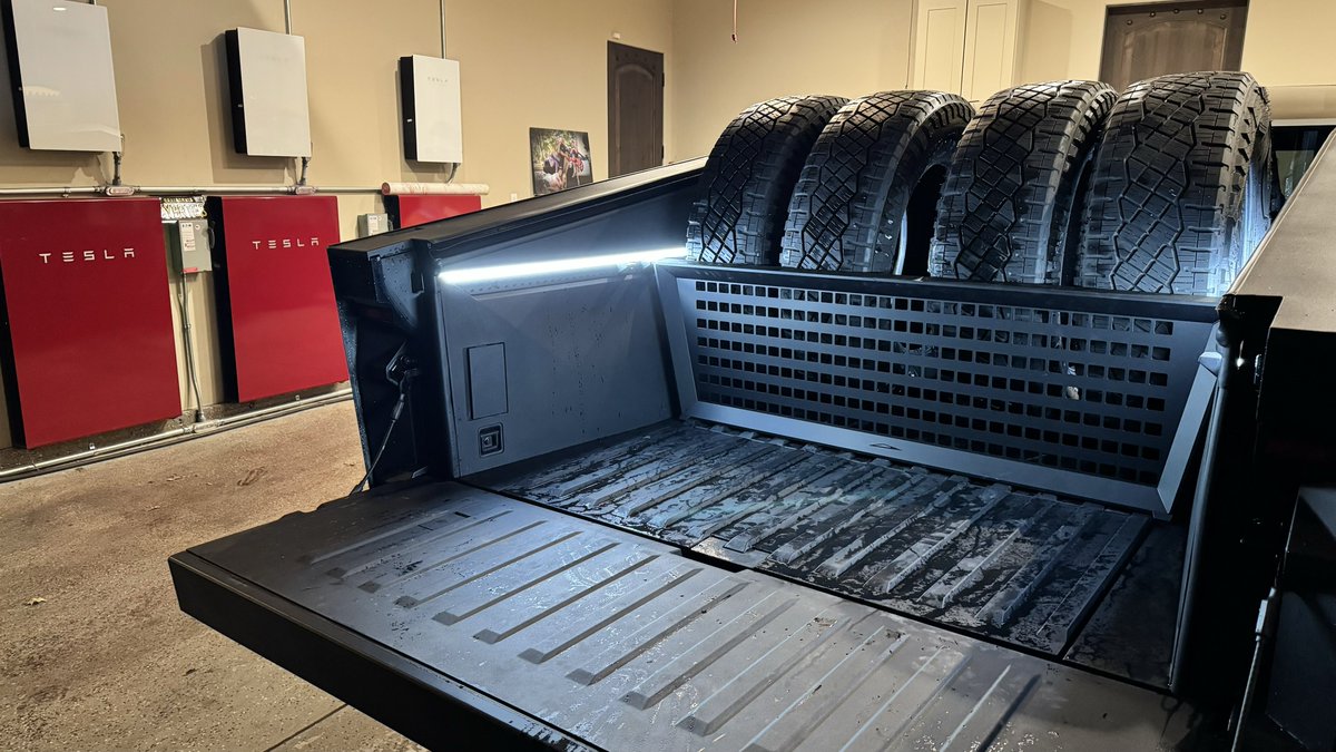 RyanTorresTesla's tweet image. Stock tires are too tall to be straight up for the Tonneau to close. Cyber Vault Divider holds the tires in place perfectly and I still have plenty of room for more stuff in the back. #tesla #cybertruck #powerwall #energy