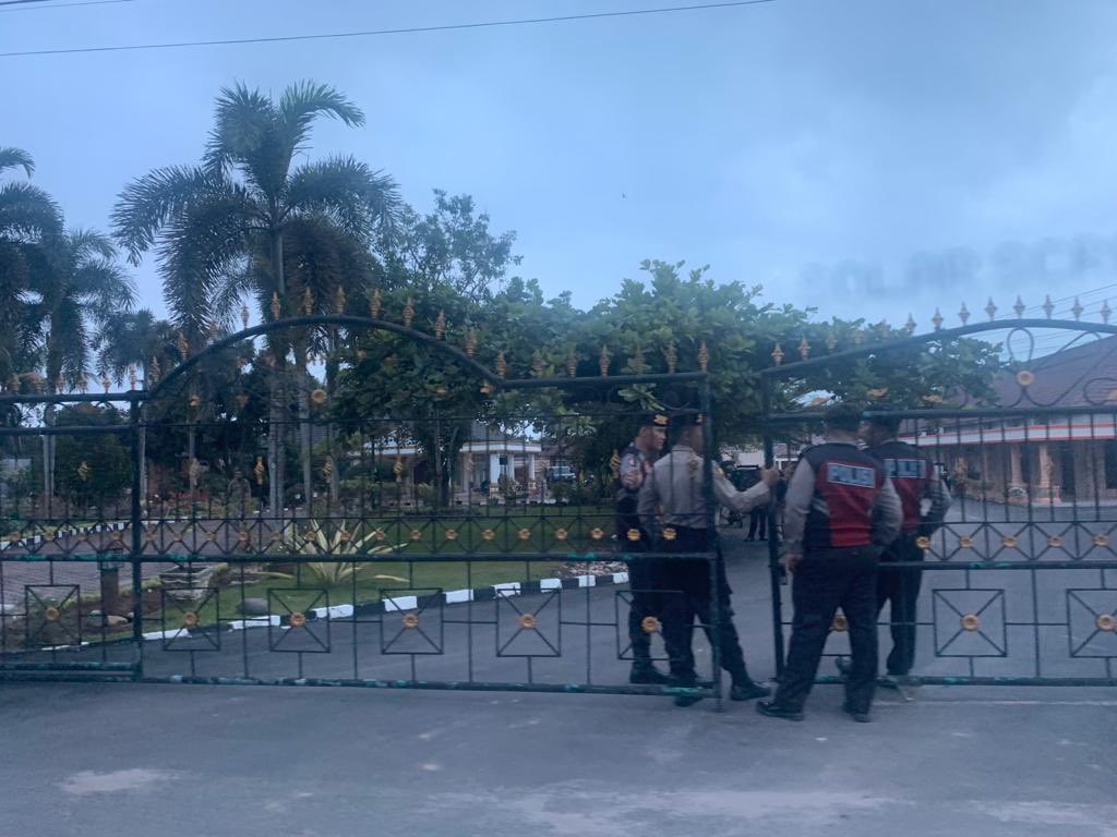 PartaiSocmed's tweet photo. BREAKING!!
Bupati Labuhan Batu dari Partai Nasdem kena OTT KPK. https://t.co/aYPPirzsMf