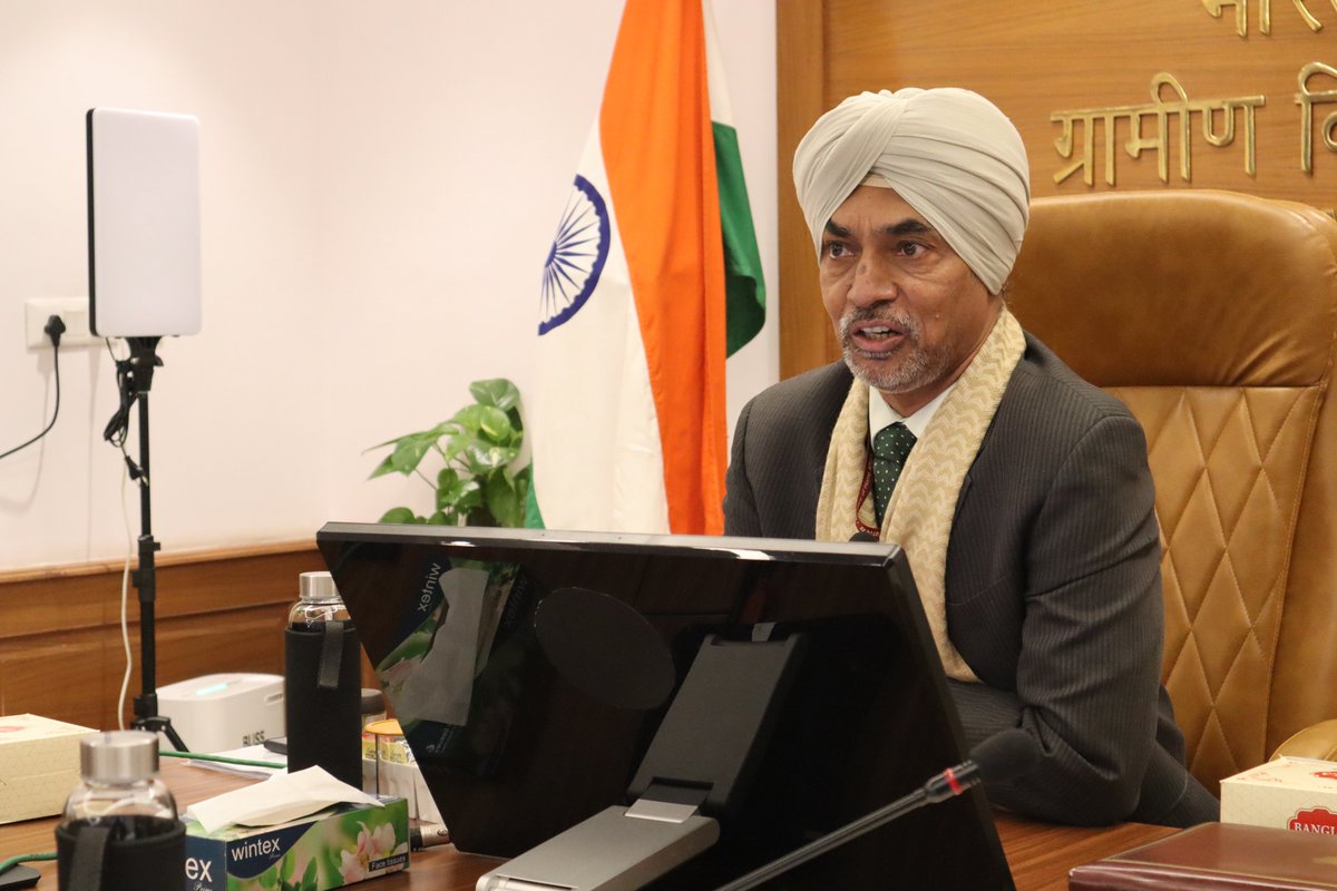 MoRD_GoI's tweet photo. #DAYNRLM signed today an MoU with the @TheOfficialSBI to facilitate Enterprise Financing for rural #SHG women. The MoU was signed by Shri Charanjit Singh, AS-RL #MoRD and Shri Shantanu Pendsey, Chief GM, SBI Corporate Office Mumbai. https://t.co/Rc6zD0oNTC
