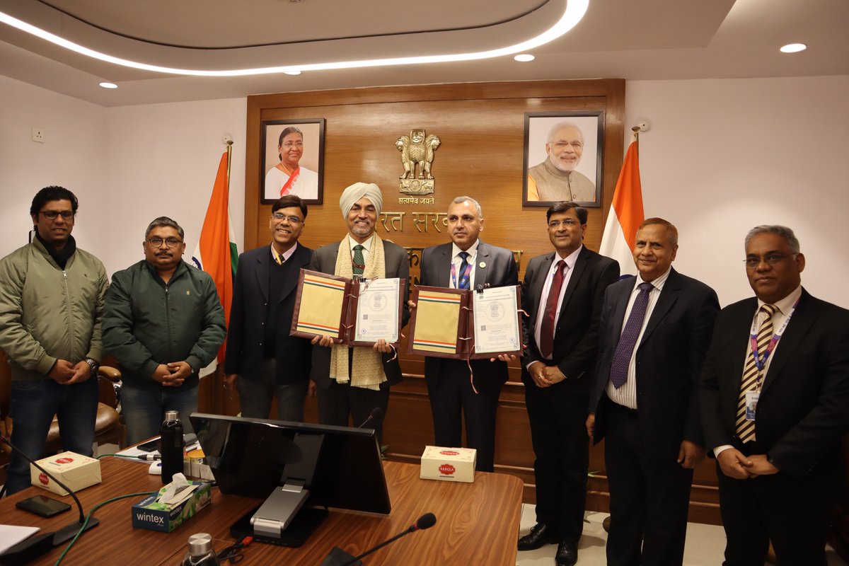 MoRD_GoI's tweet photo. #DAYNRLM signed today an MoU with the @TheOfficialSBI to facilitate Enterprise Financing for rural #SHG women. The MoU was signed by Shri Charanjit Singh, AS-RL #MoRD and Shri Shantanu Pendsey, Chief GM, SBI Corporate Office Mumbai. https://t.co/Rc6zD0oNTC