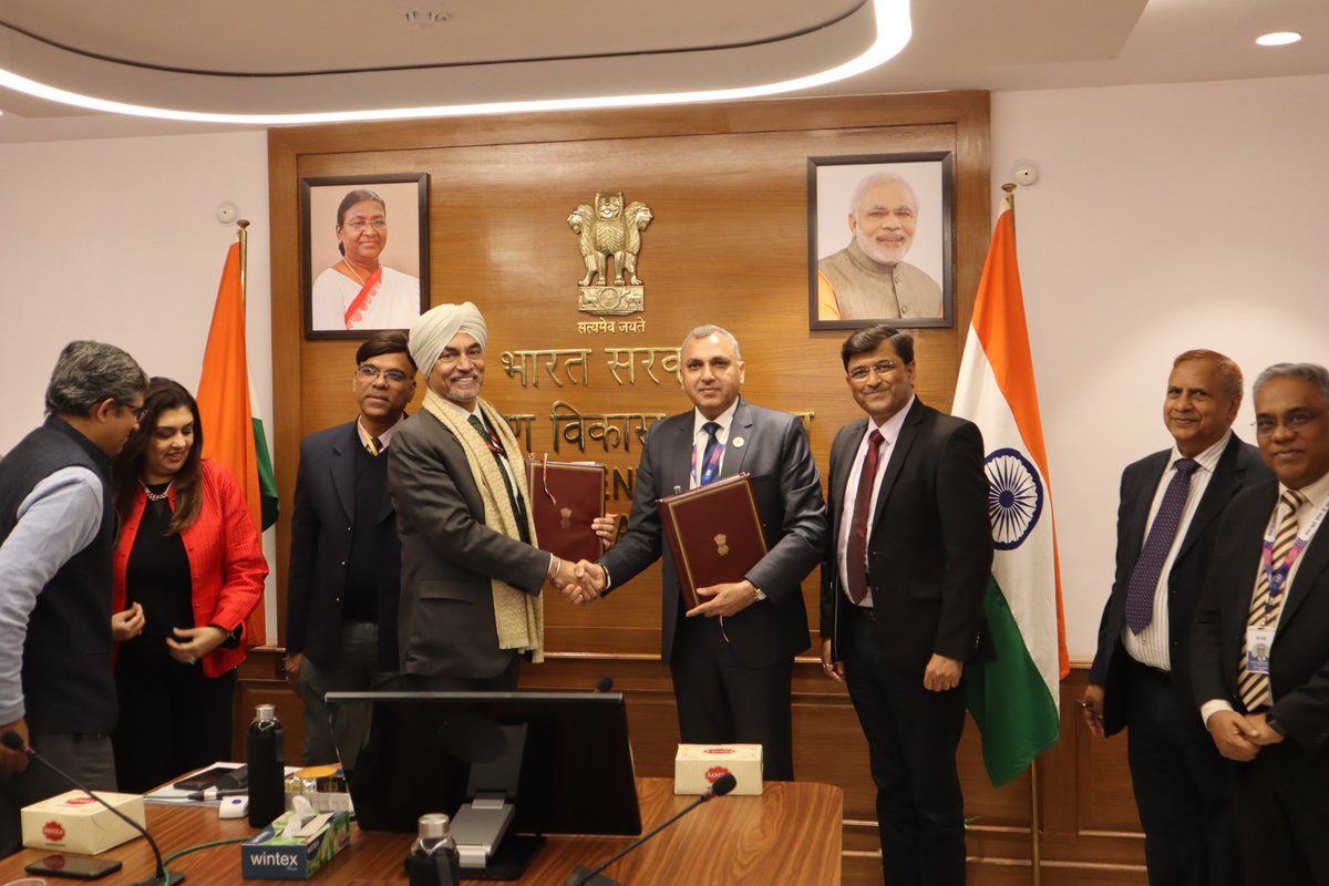 MoRD_GoI's tweet photo. #DAYNRLM signed today an MoU with the @TheOfficialSBI to facilitate Enterprise Financing for rural #SHG women. The MoU was signed by Shri Charanjit Singh, AS-RL #MoRD and Shri Shantanu Pendsey, Chief GM, SBI Corporate Office Mumbai. https://t.co/Rc6zD0oNTC