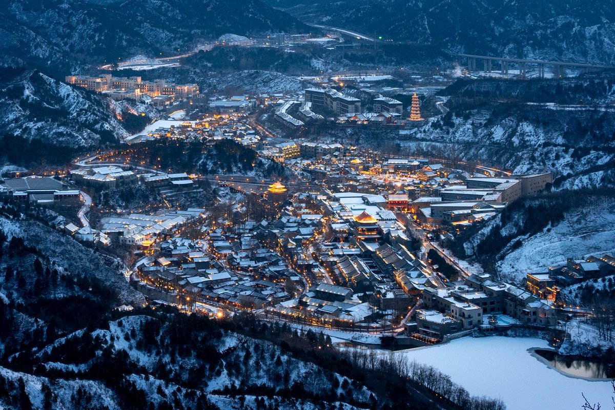 AibuFirji's tweet photo. In #WinterIsComing #Gubeiwatertown at the foot of #simatai #Grearwall radiate romance as now delicately blankets the eaves, creating a dreamy scene with classic vhinese landscape 🌆, the distanct simatai great wall 🧱 stands tall, adding to the epic charm 🧿 of this scenery #vi https://t.co/pMp3ffN1rn