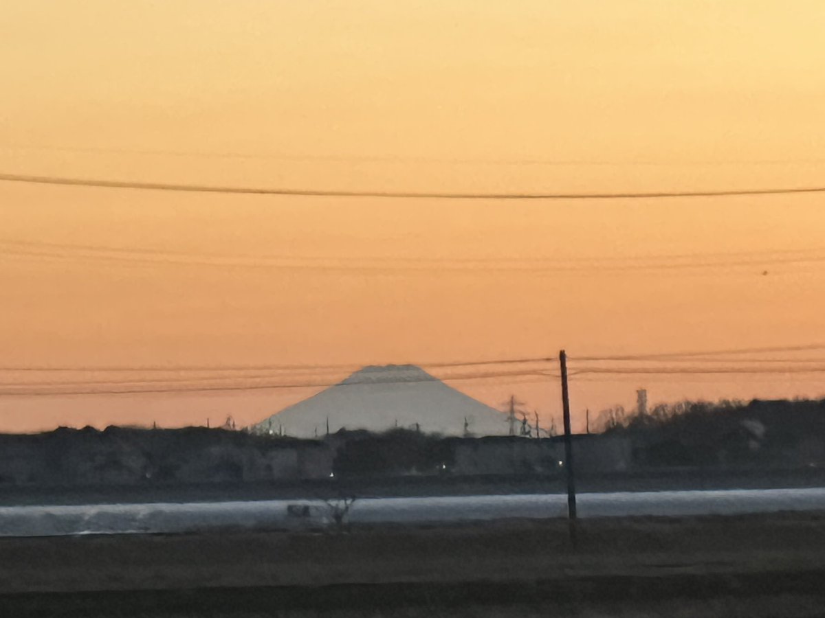 SWELL7733's tweet photo. 元旦の夕方（栃木から💡）
今年もがんばろー
今年の負荷は半端ない
乗り越えられたらすげーやつだ https://t.co/vYtGdV3gDD