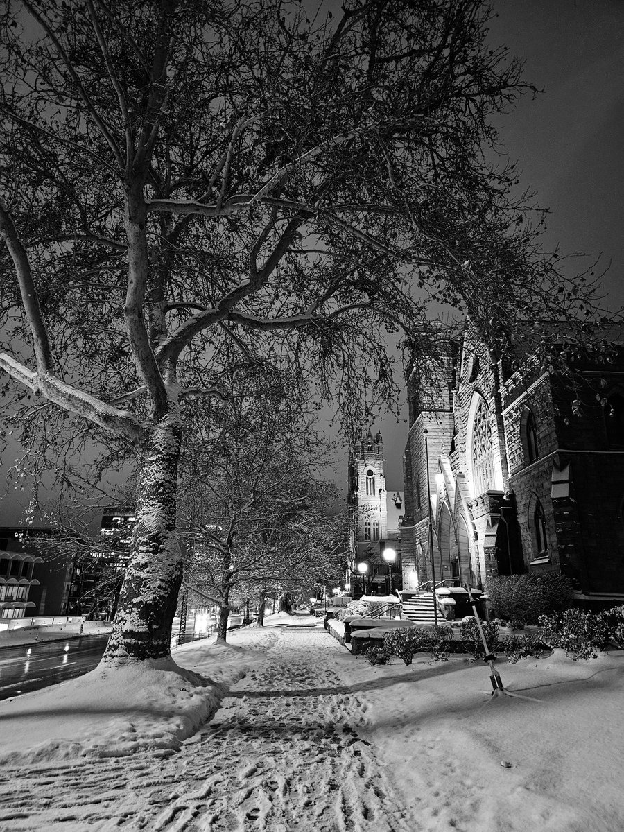 bbangtanbbook's tweet photo. I love how peaceful it is on snowy nights. #downtownslc https://t.co/zyrHYQrZZw