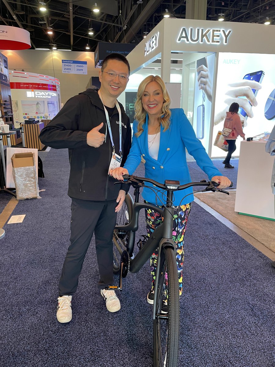 newurtopia_us's tweet photo. Today, we had the Emmy Award-winning journalist Jennifer Jolly doing a live show with our Urtopia Carbon 1 Pro! Chatting with Urtopia CEO Owen, Jennifer praised the bike's freedom, comfort, and advanced tech. Stay tuned for her review on Jennifer's website! #CES2024 #CES #CES24 https://t.co/3xUEKVf4bG