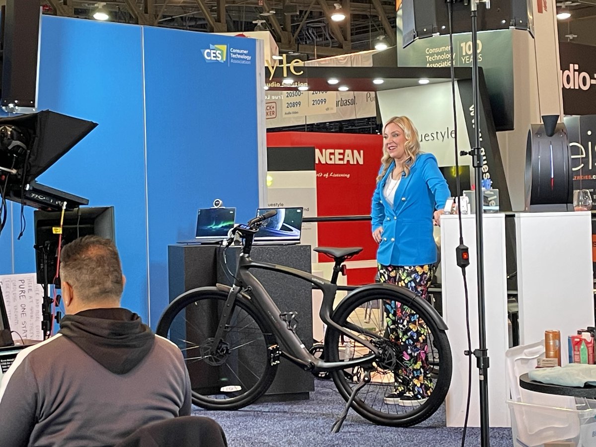 newurtopia_us's tweet photo. Today, we had the Emmy Award-winning journalist Jennifer Jolly doing a live show with our Urtopia Carbon 1 Pro! Chatting with Urtopia CEO Owen, Jennifer praised the bike's freedom, comfort, and advanced tech. Stay tuned for her review on Jennifer's website! #CES2024 #CES #CES24 https://t.co/3xUEKVf4bG