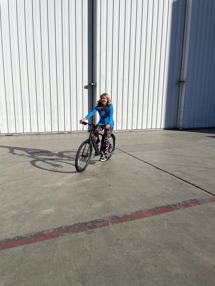 newurtopia_us's tweet photo. Today, we had the Emmy Award-winning journalist Jennifer Jolly doing a live show with our Urtopia Carbon 1 Pro! Chatting with Urtopia CEO Owen, Jennifer praised the bike's freedom, comfort, and advanced tech. Stay tuned for her review on Jennifer's website! #CES2024 #CES #CES24 https://t.co/3xUEKVf4bG