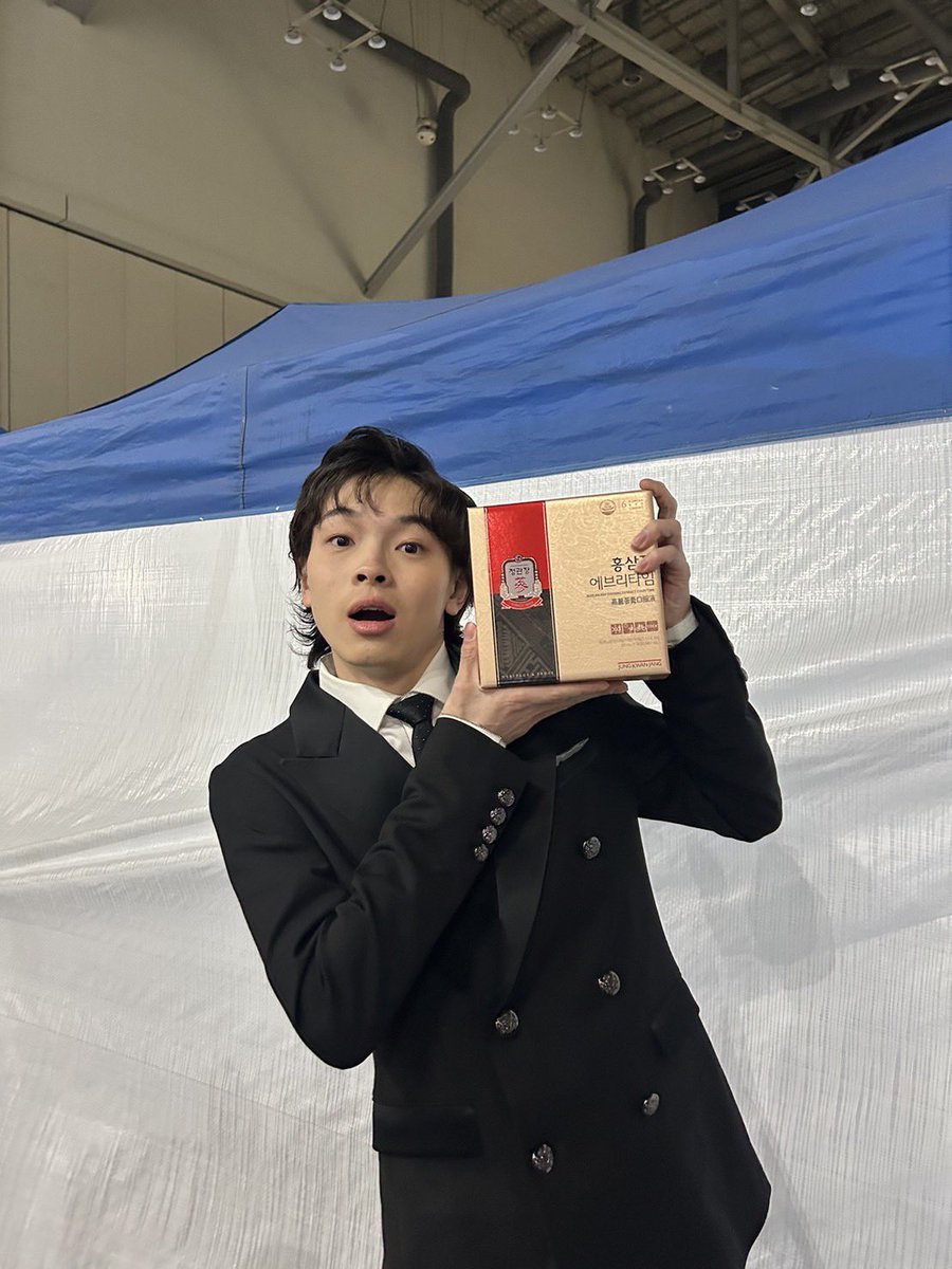 imase_1109's tweet photo. TOMORROW X TOGETHERさんからお土産も貰いました！！！✌️

@TXT_members https://t.co/u4n8Wde5nK