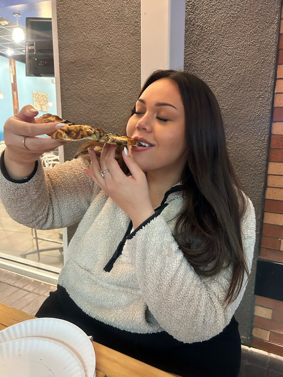 jewlieahTWEETS's tweet photo. i love a girl with an appetite 🍕 https:...