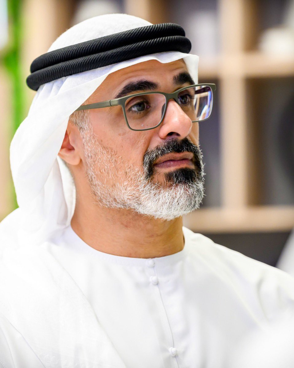 في والديه يتسلسل طيب جدانه
لين اجتمع معدن الخيره بمكنونه

#خالد_بن_محمد_بن_زايد