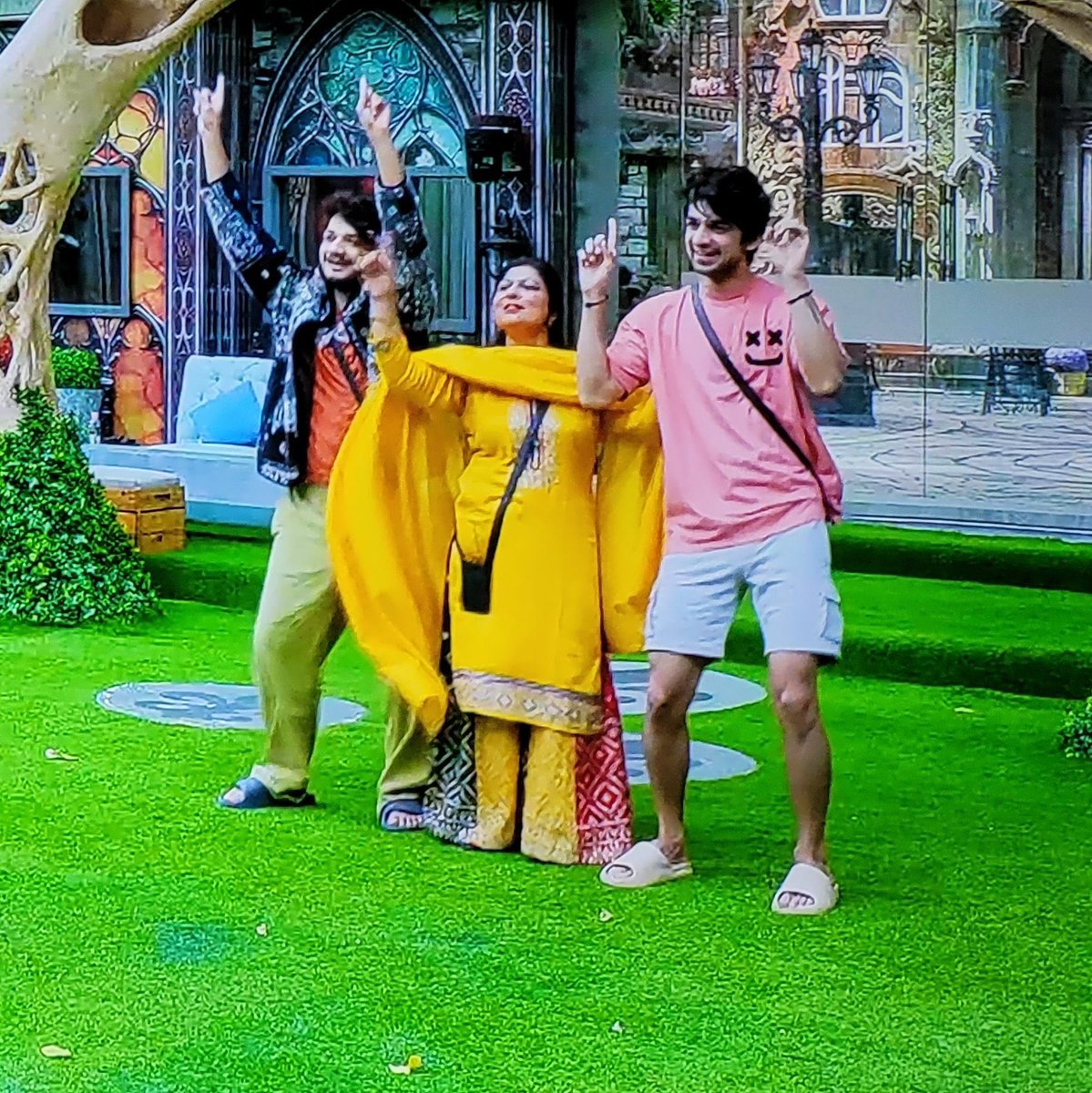 NimraJabbar3's tweet photo. #MunawaraFaruqui𓃵 &amp;  #AbhishekKumar are dancing with his mother

Best morning we'll look for🥰😍😍

#MunawaraFaruqui  #AyeshaKhan #Ayesha #MunawarFaruqui𓃵
#BiggBoss17 #BB17 #MunAra #BugBoss #ElvishYadav #AbhishekKumar #munna #MannaraChopra #bb17 #BiggBossTamil7 #MunawarFaruqi https://t.co/Wxx5W8b3r6