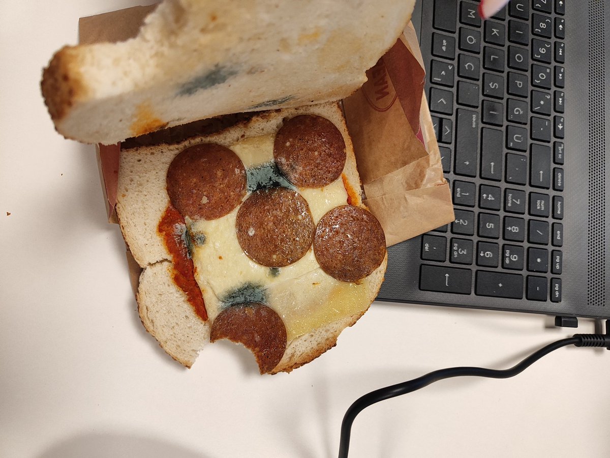 CubuCooL's tweet photo. @bp_turkey  Kozyataği Wildbean cafe'nizden aldigim tostun icine baktigim iyi oldu. Beceremediginiz işi yapmasanız mı acaba? Tazminat davasi yükleniyor �� https://t.co/8WviO4SsxD