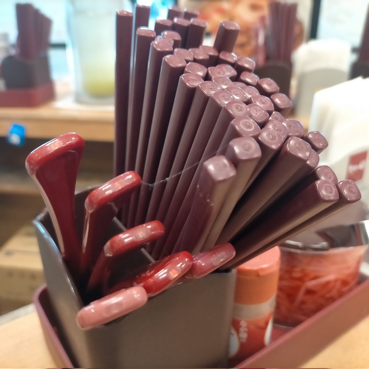 LUCY34167's tweet photo. 久しぶりに朝なか卯に行ったらクモ糸が‥
店員さんめちゃハキハキしてて良かったのに残念。

＃なか卯 https://t.co/8NvH9XvyXq