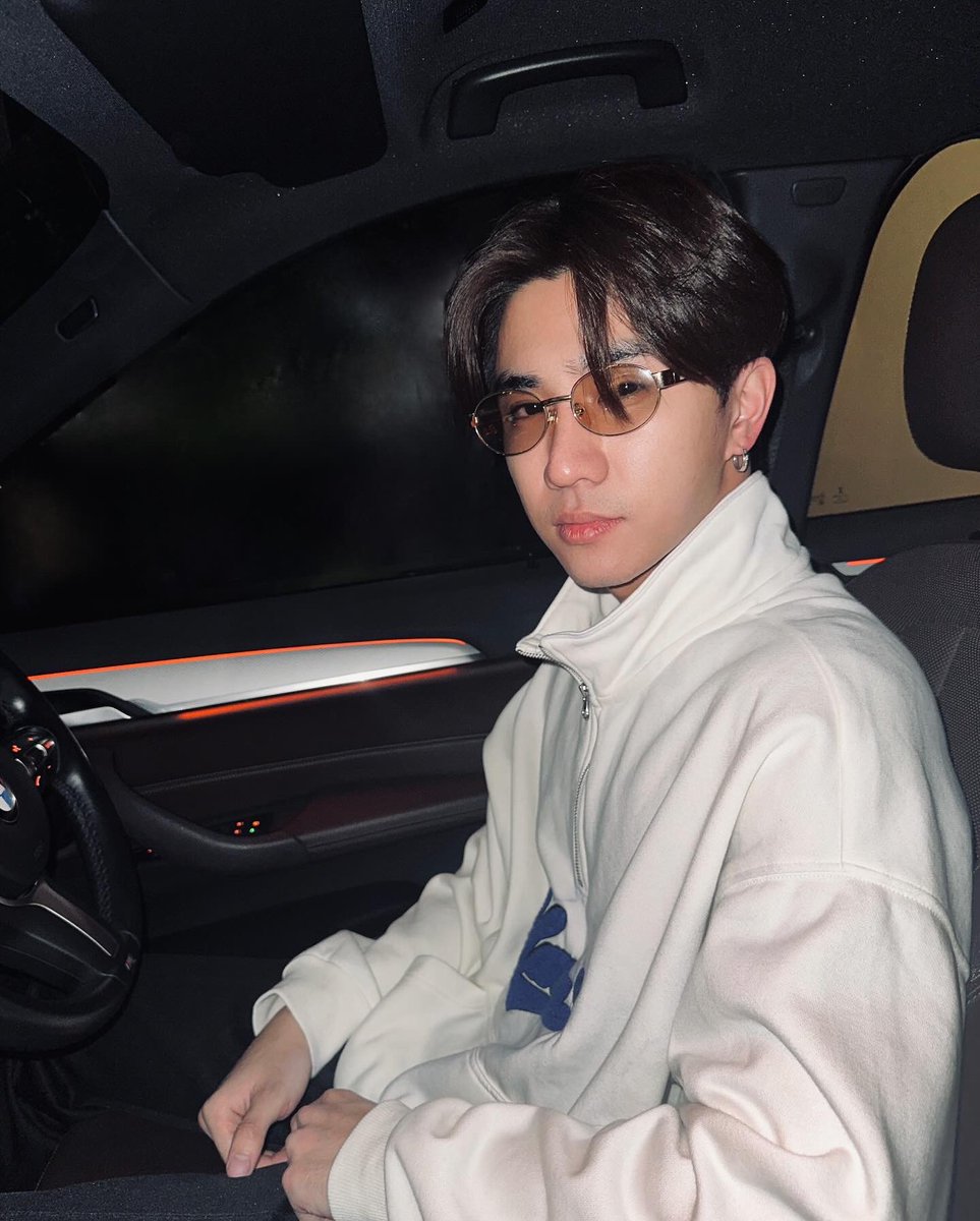 ponaponnn's tweet photo. Every driver bf              Needs his passenger princess ✨

#ThaiSelcaDay #TSD #PerthTanapon https://t.co/17jvk152QS