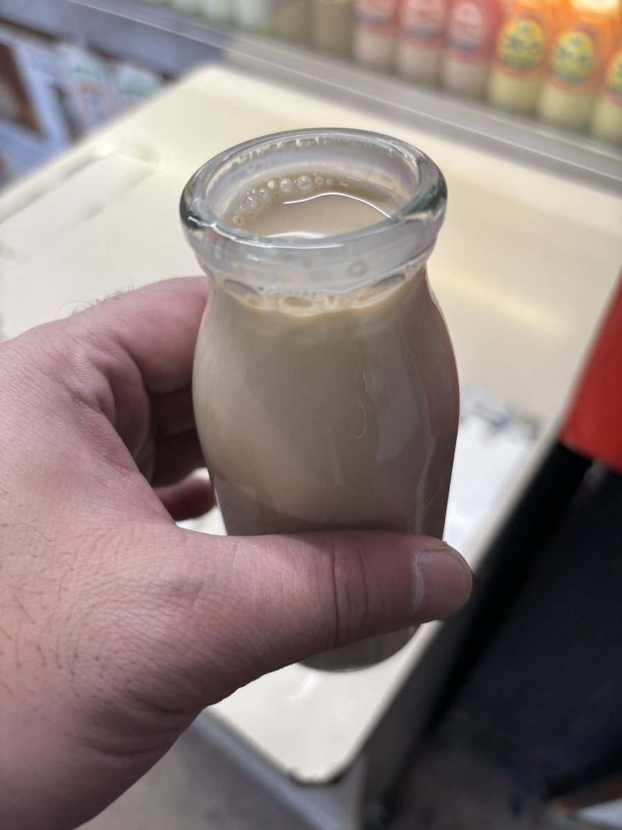 courageous1257's tweet photo. 今日のブーツと牛乳

RW8075と大山カフェオレ https://t.co/sLZX356law