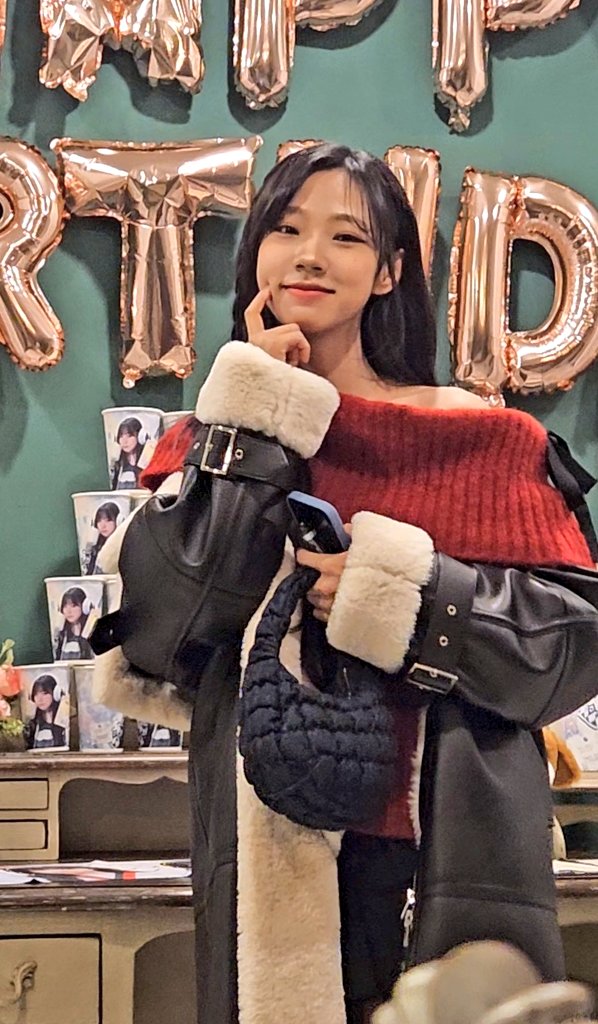 이거 볼때마다 그 복숭아어쩌고 누르지 마세요어쩌고 생각나서 개기여움ㅠㅠㅠ 볼이 왜저렇게 말~랑~ 하게 생긴거임ㅜㅜ