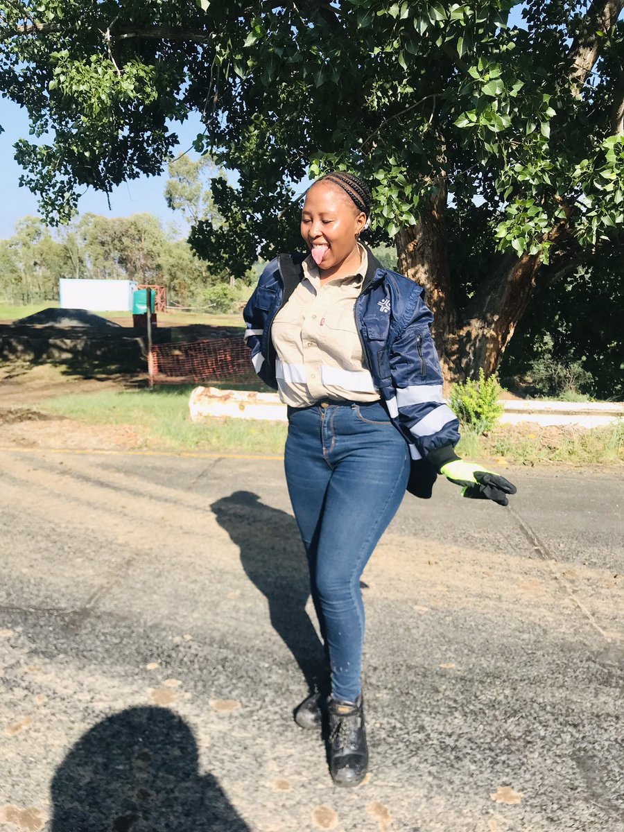 NMoswang's tweet photo. Back to work
#womenInConstruction ❤️😍 https://t.co/xZsnFxBn5t