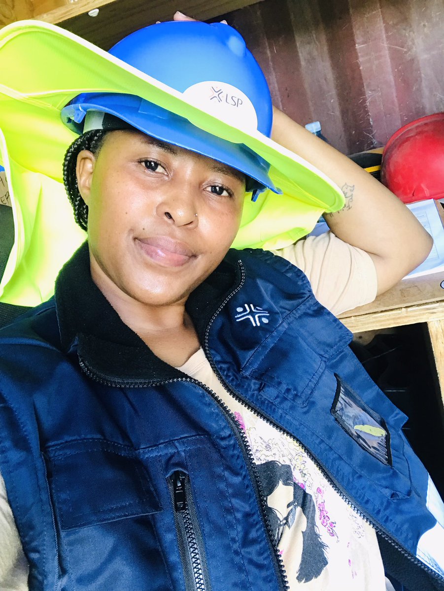 NMoswang's tweet photo. Back to work
#womenInConstruction ❤️😍 https://t.co/xZsnFxBn5t